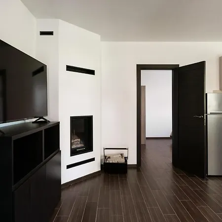 3 Between Two Lakes Apartment